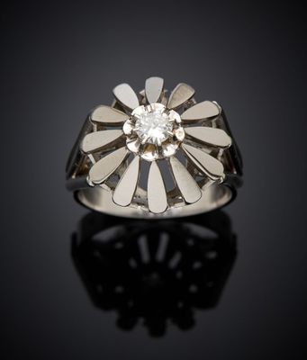 gros plan d'une bague en diamant sur une surface noire