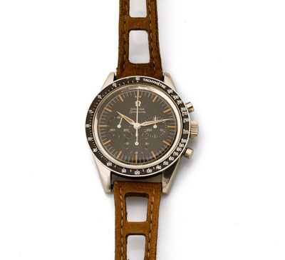 une image représentant une montre avec un bracelet marron sur un fond blanc