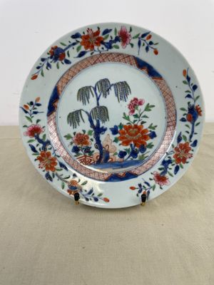 l'image d'une assiette sur laquelle figurent un oiseau et des fleurs