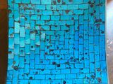 un gros plan d'une assiette bleue posée sur une table en bois