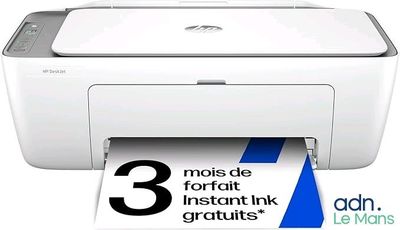 une imprimante blanche posée sur un bureau, à côté d'un rouleau de papier