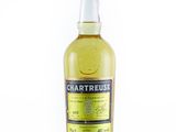 une bouteille de whisky chartreuse sur fond blanc