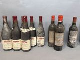 plusieurs bouteilles de vin sont alignées sur une table