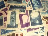beaucoup de vieilles cartes postales posées sur une table