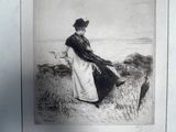 une photo en noir et blanc d'une femme assise sur une colline