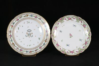 deux assiettes ornées de motifs floraux sur un fond noir