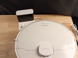 un robot blanc posé sur une table en bois
