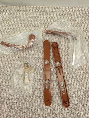 une paire de ciseaux posée par terre
