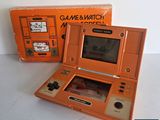 un Game & Watch orange posé sur une table