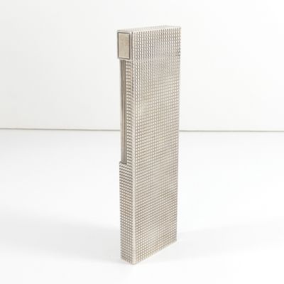 une image représentant un grand objet métallique argenté posé sur une surface blanche
