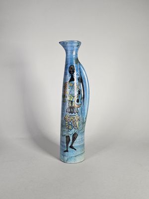 un vase bleu avec l'image d'une femme dessus
