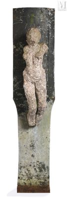 une petite statue représentant une femme assise sur un mur