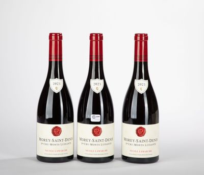 trois bouteilles de vin posées sur une table l'une à côté de l'autre