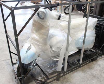 une grande cage métallique contenant une moto