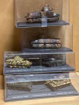 une vitrine présentant plusieurs types de réservoirs différents