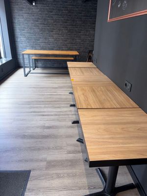 une longue table en bois au milieu d'une pièce