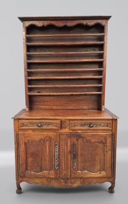 une vieille commode en bois avec des tiroirs et d'autres tiroirs au-dessus
