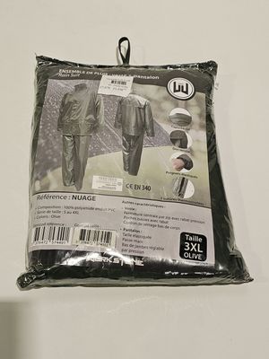 un sac contenant des vêtements de pluie accroché au mur