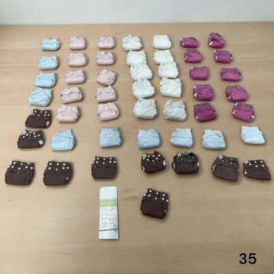 une table sur laquelle sont disposés de nombreux biscuits et d'autres objets