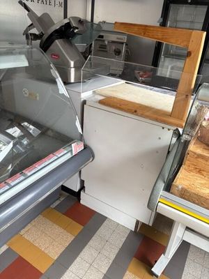 une vitrine au milieu d'une cuisine, remplie de pâtisseries