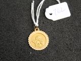 une médaille d'or avec la photo d'une femme dessus