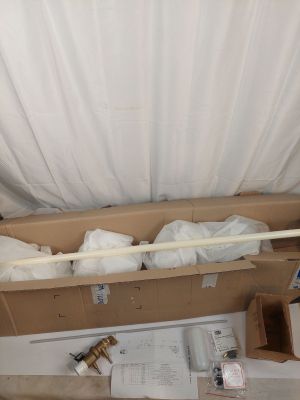 une boîte posée par terre, contenant quelques objets