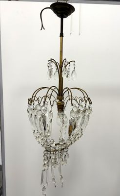 un lustre suspendu au plafond d'une pièce