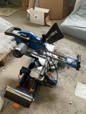 une machine posée au sol dans une pièce