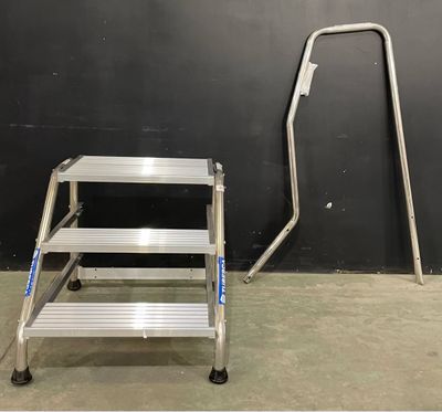 deux échelles placées l'une à côté de l'autre dans une pièce