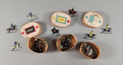beaucoup de petits jouets posés sur une table
