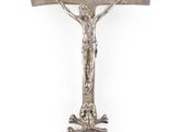 crucifix en argent représentant Jésus sur la croix, sur fond blanc