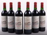 six bouteilles de vin rouge sont alignées