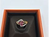 une photo d'une bague dans un écrin, sertie d'un diamant