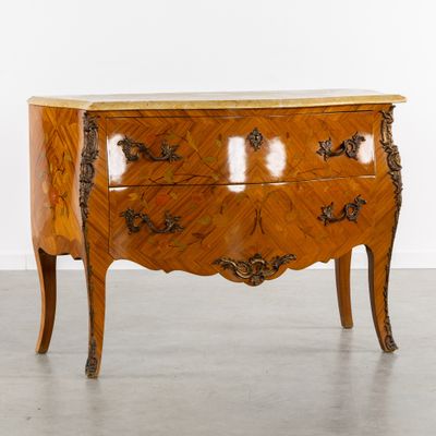 Commode à plateau de marbre, style Louis XV, marqueterie flo…