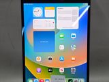 une photo d'un iPad d'Apple exposé sur une table