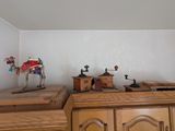 une armoire en bois surmontée d'une figurine de cheval