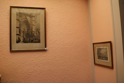 un tableau accroché au mur au-dessus d'un lavabo dans une salle de bains