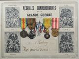 une vieille photo montrant un ensemble de médailles exposées dans un cadre