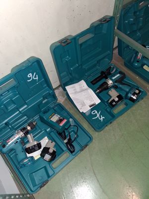 deux outils dans la mallette posée sur le sol