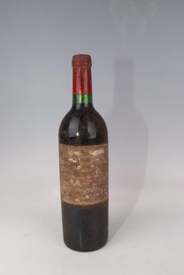 une bouteille de vin posée sur une table