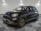 Le SUV Fiat noir est garé sur un sol en carrelage à damier.