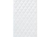un gros plan d'un matelas blanc sur fond blanc