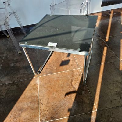 une table en verre posée sur un sol carrelé