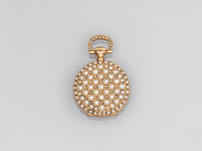 une montre de poche en or et perles