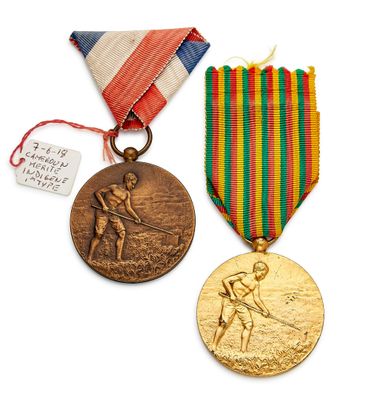 deux médailles et une médaille avec un ruban sur fond blanc