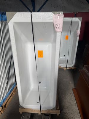 deux urinoirs blancs posés côte à côte sur des palettes