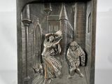 une image représentant une plaque métallique sur laquelle figurent un homme et une femme