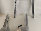deux morceaux de plastique posés sur une table, emballés
