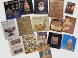 un grand nombre de livres posés sur une table