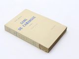une pile de livres posée sur une table blanche